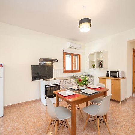 Afroditi Holiday Home - Yellow Apartment Svoronata Exterior photo
