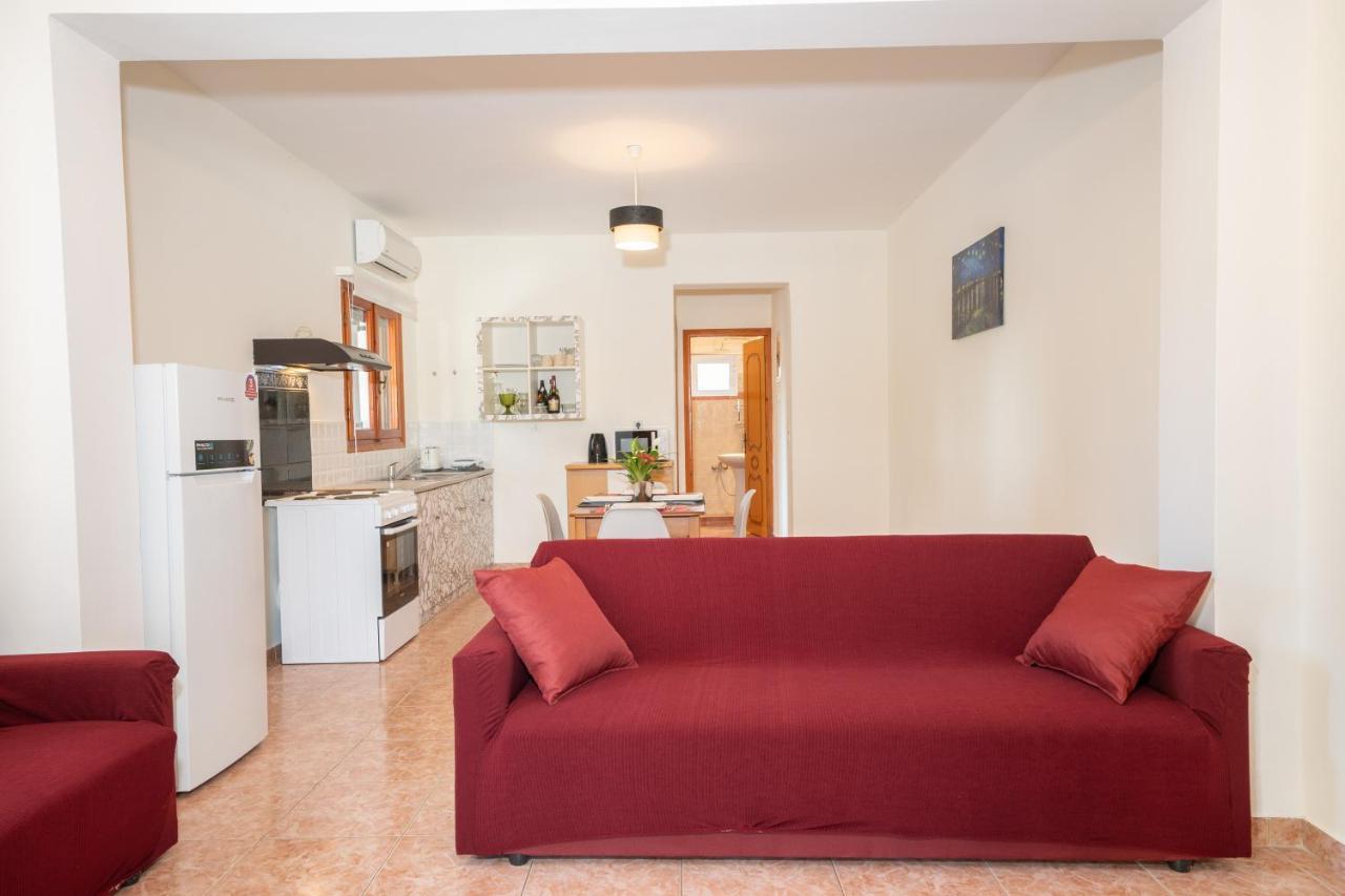 Afroditi Holiday Home - Yellow Apartment Svoronata Exterior photo