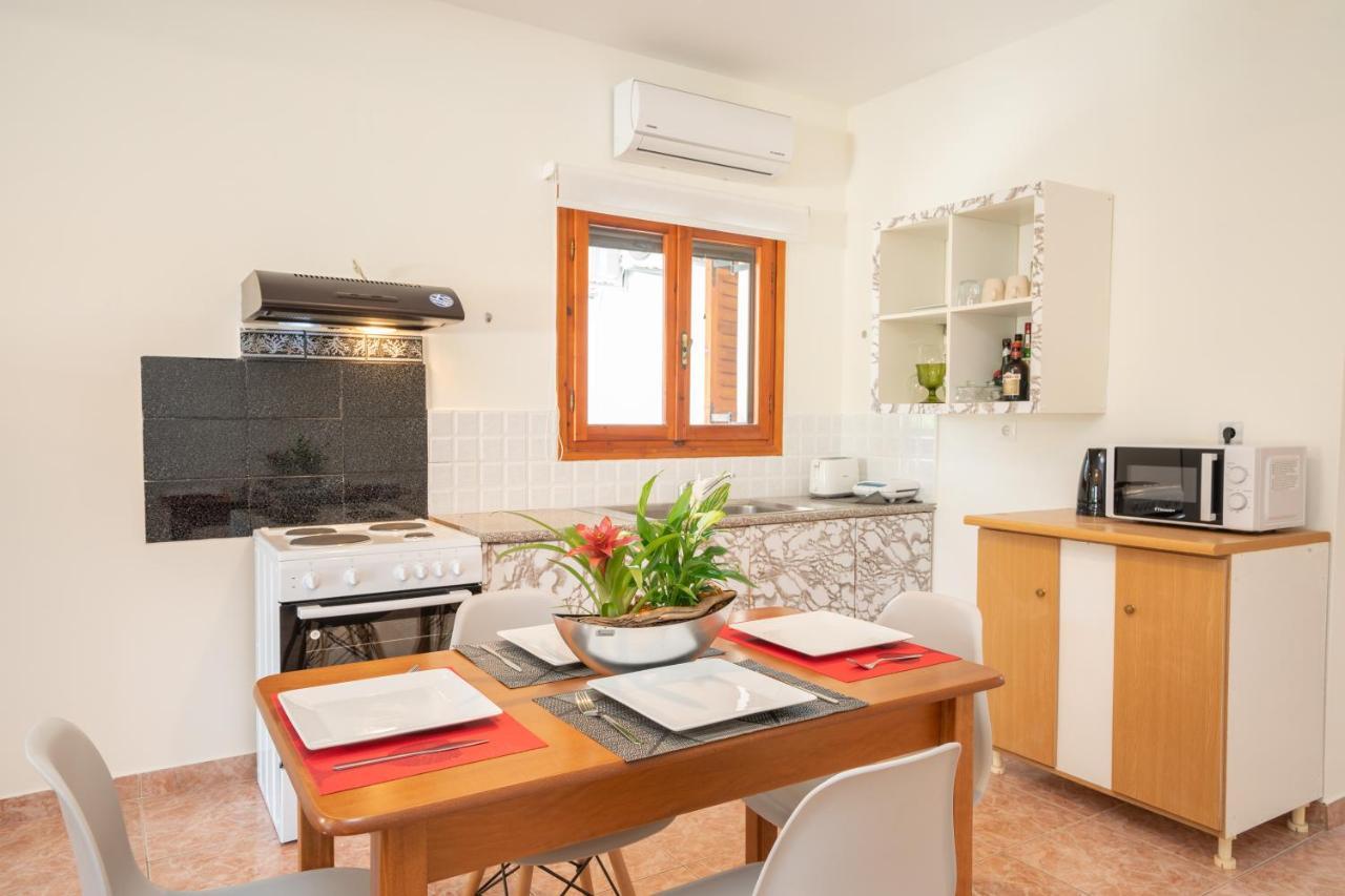 Afroditi Holiday Home - Yellow Apartment Svoronata Exterior photo